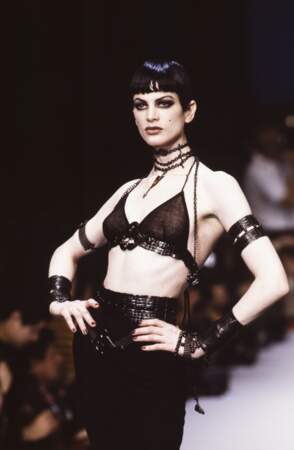 Kristen McMenamy lors d'un défilé pour Karl Lagerfeld, en 1992