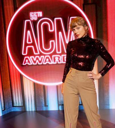 Taylor Swift en pantalon nude Stella McCartney