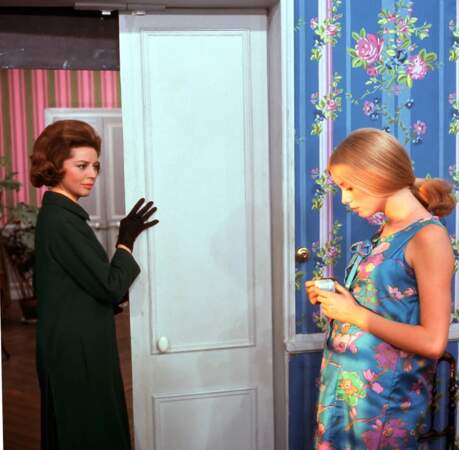 Catherine Deneuve et Anne Vernon dans “Les Parapluies de Cherbourg” (1964)