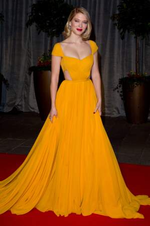 Léa Seydoux en robe longue jaune décolletée Prada