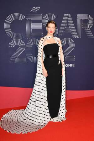 Léa Seydoux en robe fuseau noire et cape à pois Louis Vuitton